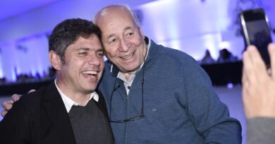 👥 El actual concejal electo y ex intendente de Tres Lomas, Roberto Álvarez, participó hoy en La Plata de una reunión encabezada por el gobernador Axel Kicillof, junto a intendentes y candidatos del espacio Fuerza Patria.