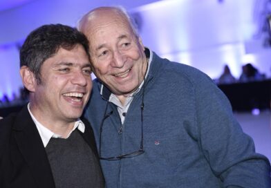👥 El actual concejal electo y ex intendente de Tres Lomas, Roberto Álvarez, participó hoy en La Plata de una reunión encabezada por el gobernador Axel Kicillof, junto a intendentes y candidatos del espacio Fuerza Patria.