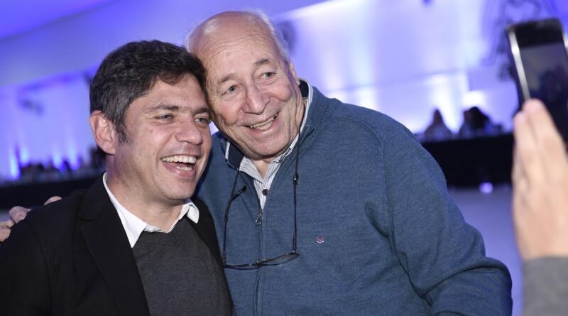 👥 El actual concejal electo y ex intendente de Tres Lomas, Roberto Álvarez, participó hoy en La Plata de una reunión encabezada por el gobernador Axel Kicillof, junto a intendentes y candidatos del espacio Fuerza Patria.