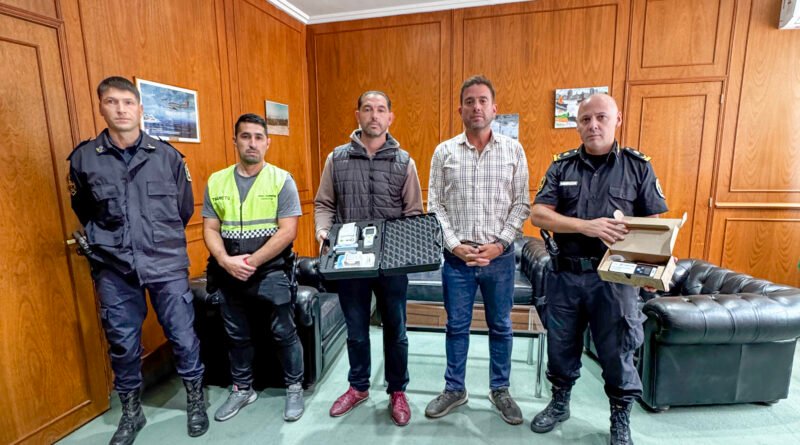 SE ENTREGARON NUEVOS EQUIPOS DE CONTROL A LA POLICÍA Y SE RECORRIÓ EL CENTRO DE MONITOREO