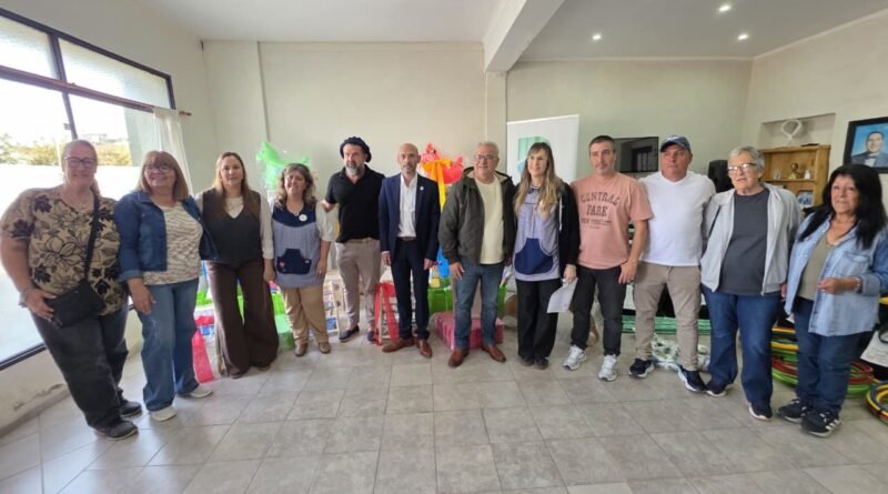 IMPORTANTE ENTREGA DE MATERIALES DEPORTIVOS Y DIDÁCTICOS A INSTITUCIONES LOCALES.