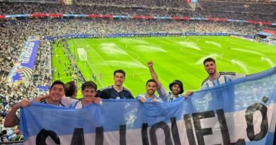 MUNDIAL: UN SALLIQUELENSE PERDIÓ SU BILLETERA, LA HINCHADA ARGENTINA LA ENCONTRÓ, COREÓ SU NOMBRE Y LA RECUPERÓ.