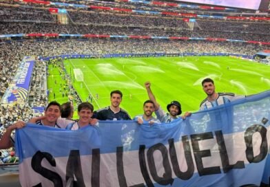 MUNDIAL: UN SALLIQUELENSE PERDIÓ SU BILLETERA, LA HINCHADA ARGENTINA LA ENCONTRÓ, COREÓ SU NOMBRE Y LA RECUPERÓ.