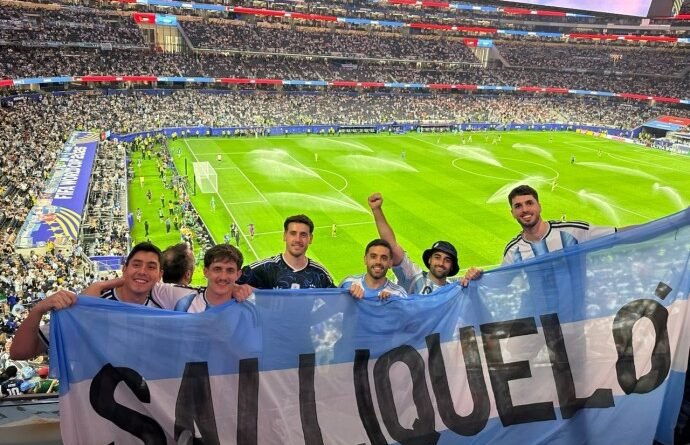 MUNDIAL: UN SALLIQUELENSE PERDIÓ SU BILLETERA, LA HINCHADA ARGENTINA LA ENCONTRÓ, COREÓ SU NOMBRE Y LA RECUPERÓ.