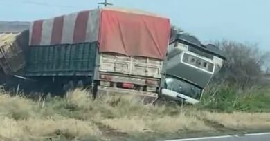 DOS CAMIONES VOLCARON EN EL PUENTE DEL SALADO TRAS UN “EFECTO TIJERA”: AMBOS CHOFERES SON DE TRENQUE LAUQUEN