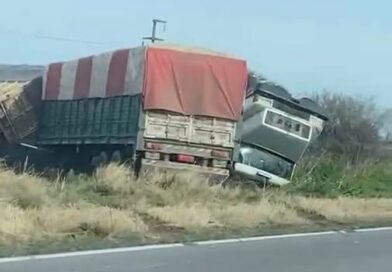 DOS CAMIONES VOLCARON EN EL PUENTE DEL SALADO TRAS UN “EFECTO TIJERA”: AMBOS CHOFERES SON DE TRENQUE LAUQUEN