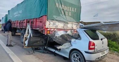 RUTA NAC. 226 KM 289: UN AUTO CHOCÓ CONTRA UN ACOPLADO ESTACIONADO