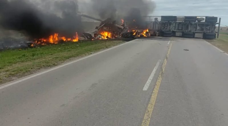 ❗️⚠️ Dos muertos en un choque e incendio de dos camiones en la ruta 1